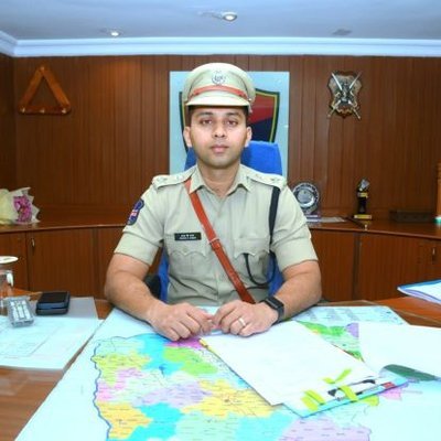 విద్యార్థులకు మార్కులతో పాటు నైతిక విలువలు నేర్పాలి ఎస్పీ!