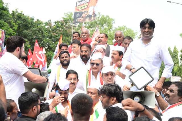రాహుల్ అరెస్టు.. ప్రజాస్వామ్య గొంతు నొక్కే కుట్ర..