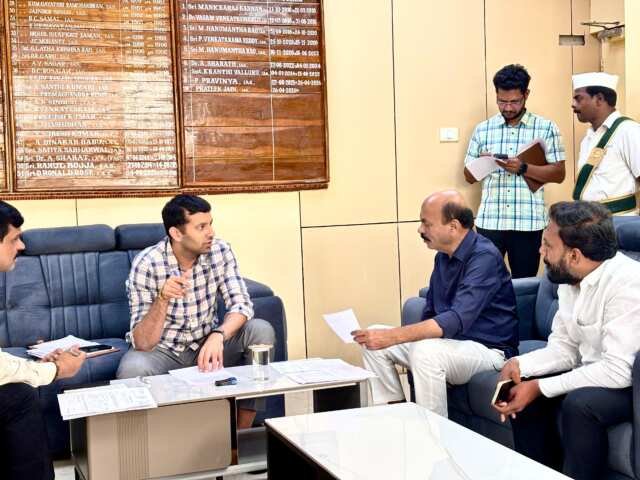 నియోజకవర్గ సమస్యల పరిష్కారానికి కలెక్టర్‌ను కలిసిన ఎమ్మెల్యే చింతా ప్రభాకర్.